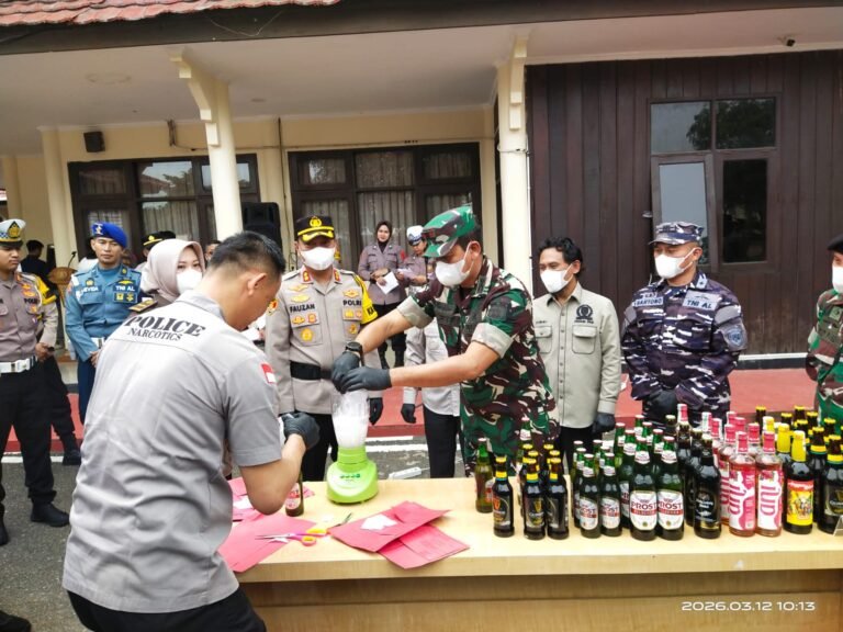 Danramil 0909-01/Sangatta Wakili Dandim 0909/Kutai Timur Hadiri Pemusnahan Barang Bukti Narkoba dan Miras di Polres Kutim