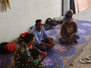 Babinsa Koramil 05/Panga Laksanakan Komsos Bersama Pekerja Bangunan