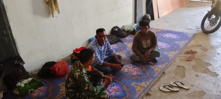 Babinsa Koramil 05/Panga Laksanakan Komsos Bersama Pekerja Bangunan