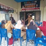 Di Bulan Suci Ramadhan, Babinsa Koramil 1509-01/Bacan Dampingi Nakes Cek Kesehatan Warga Desa Amasing