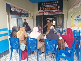 Di Bulan Suci Ramadhan, Babinsa Koramil 1509-01/Bacan Dampingi Nakes Cek Kesehatan Warga Desa Amasing