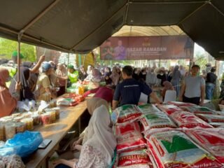 Ratusan Warga Antusias Ikuti Bazar Murah Kodim 0105/Abar