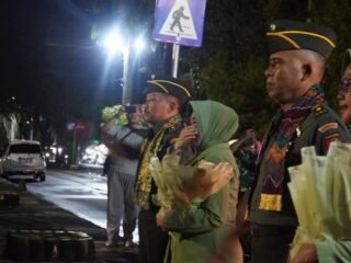 Haru Iringi Tradisi Pedang Pora untuk Mayor (Purn) Andi Tiro dan Mayor (Purn) Suroto
