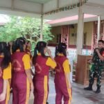 Babinsa Koramil 1203-12/Delta Pawan Berikan Pelatihan Dasar Kepemimpinan dan Wasbang di SMK Santo Petrus Ketapang