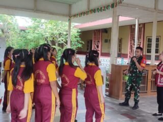 Babinsa Koramil 1203-12/Delta Pawan Berikan Pelatihan Dasar Kepemimpinan dan Wasbang di SMK Santo Petrus Ketapang