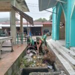 Babinsa Koramil 01/Jaya Bantu Petugas Kebersihan Jaga Lingkungan Pasar