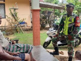Babinsa Koramil 03/Setia Bakti Sosialisasikan Pentingnya Kebersihan Lingkungan