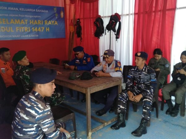 Personel Kodim 0909/Kutai Timur Siaga di Pos Pengamanan Pantai Kenyamukan