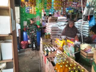 Babinsa Monitoring Harga Pangan di Wilayah Kecamatan Panga