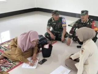 Komsos Babinsa Jajaran Korem 012/TU Bersama Tenaga Kesehatan di Gampong Krueng Raya