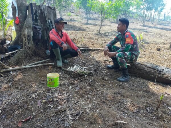 Babinsa Koramil 1203-10/Sandai Laksanakan Sosialisasi Pencegahan Karhutla di Desa Istana