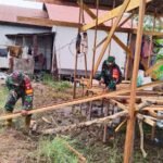Kebersamaan Babinsa dan Warga Warnai Pembangunan Rumah Panggung