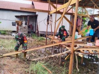 Kebersamaan Babinsa dan Warga Warnai Pembangunan Rumah Panggung