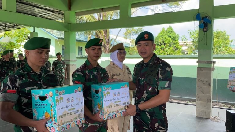 Dandim 1203/Ketapang Pimpin Pelepasan Cuti Anggota dan Penyerahan Bingkisan Ramadan