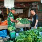 Babinsa Koramil 07/Johan Pahlawan Pantau Stok Sayur Mayur di Pasar Bina Usaha Meulaboh