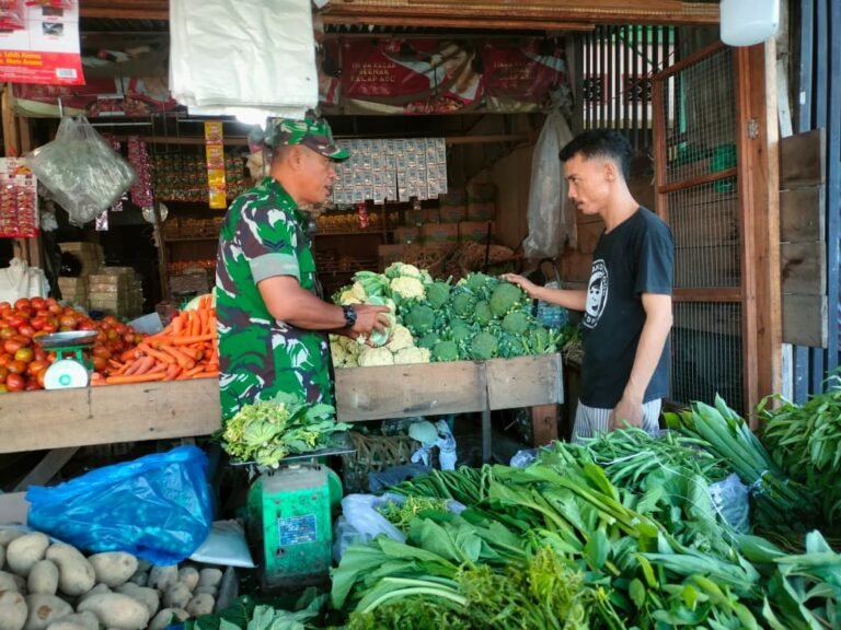 Babinsa Koramil 07/Johan Pahlawan Pantau Stok Sayur Mayur di Pasar Bina Usaha Meulaboh