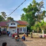 Gotong Royong Sambut Lebaran, Babinsa Koramil 01/Jaya Bersama Warga Bersihkan Lingkungan Desa