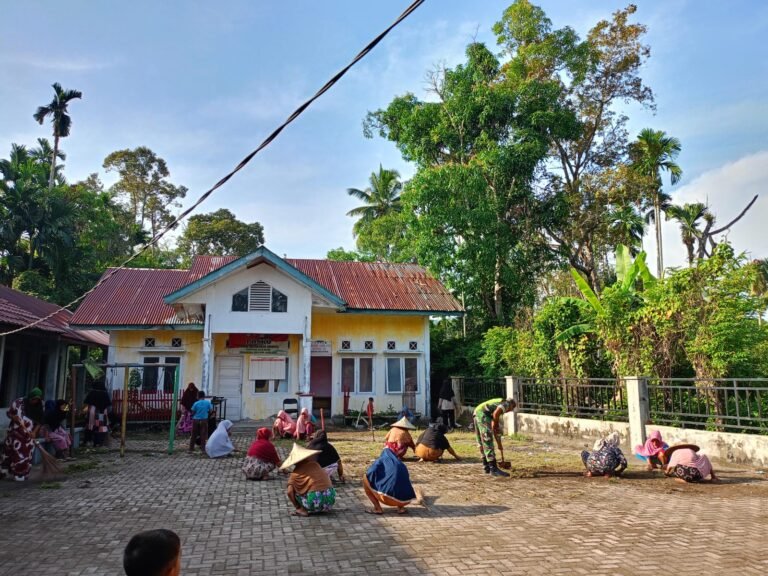 Gotong Royong Sambut Lebaran, Babinsa Koramil 01/Jaya Bersama Warga Bersihkan Lingkungan Desa