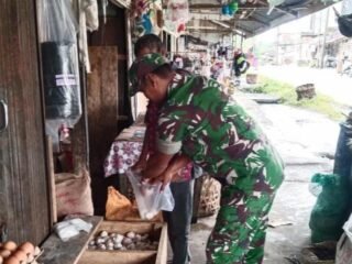Babinsa Koramil 05/Panga Pantau Harga Sembako, Pastikan Stabilitas Jelang Idul Fitri