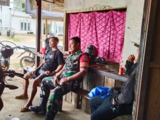 Pererat Silaturahmi, Babinsa Koramil 1203-04/Simpang Hulu Laksanakan Komsos di Desa Labai Hilir