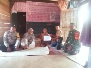 Pemdes Pasi Geulima Salurkan BLT-DD, Babinsa Koramil Teunom Turut Dampingi