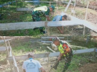 Kepedulian Babinsa Bantu Warga Bangun Pondasi Rumah