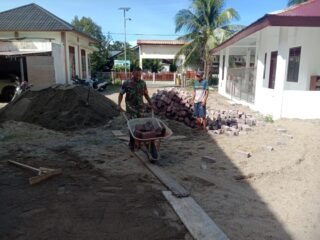 Babinsa Koramil 06/Teunom Bantu Pembangunan Fasilitas WC di TPA Darul Arqam