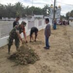 Sambut Idul Fitri, Babinsa Pasie Raya Bersama Warga Bersihkan Area Masjid Baiturrahman