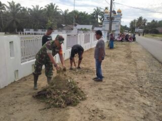 Sambut Idul Fitri, Babinsa Pasie Raya Bersama Warga Bersihkan Area Masjid Baiturrahman