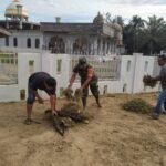Anggota Koramil 06/Teunom dan Posramil Pasie Raya Bersama Warga Bersihkan Halaman Masjid Al Hidayah