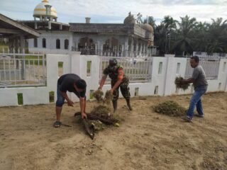 Anggota Koramil 06/Teunom dan Posramil Pasie Raya Bersama Warga Bersihkan Halaman Masjid Al Hidayah