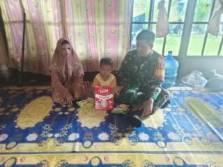 Kepedulian Babinsa: Telur dan Susu untuk Dukung Pertumbuhan Anak Penderita Stunting di Barito Kuala