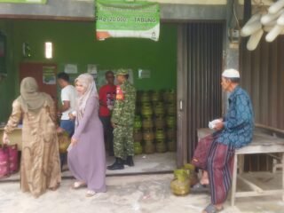 Babinsa Koramil 03/Setia Bakti Monitor Pangkalan LPG 3 Kg di Lhok Timun