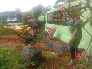 Personel Kodim 0114/Aceh Jaya Laksanakan Karya Bakti Jaga Kebersihan Lingkungan Satuan