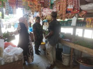 Babinsa Koramil Teunom Pantau Harga Sembako di Pasar untuk Pastikan Stabilitas Pasokan