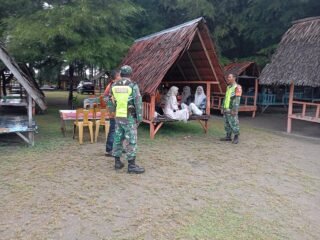 Patroli Babinsa Beri Rasa Aman bagi Pengunjung Pantai Suak Timah