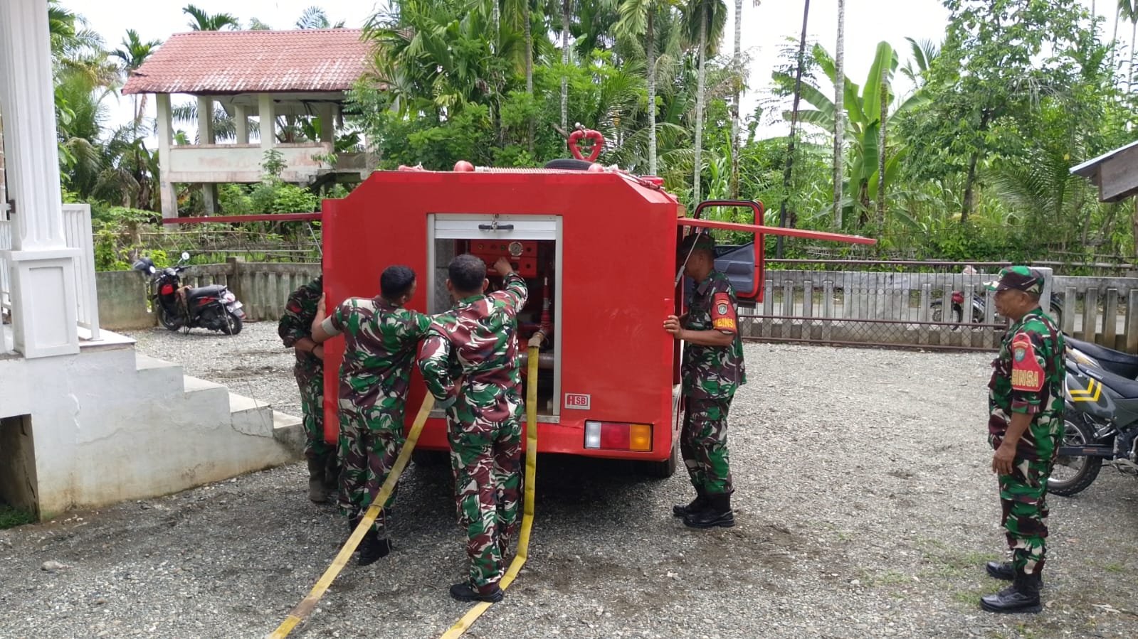 Mobil Water Tank TNI AD Suplai Air Bersih untuk TPA Raja Aceh