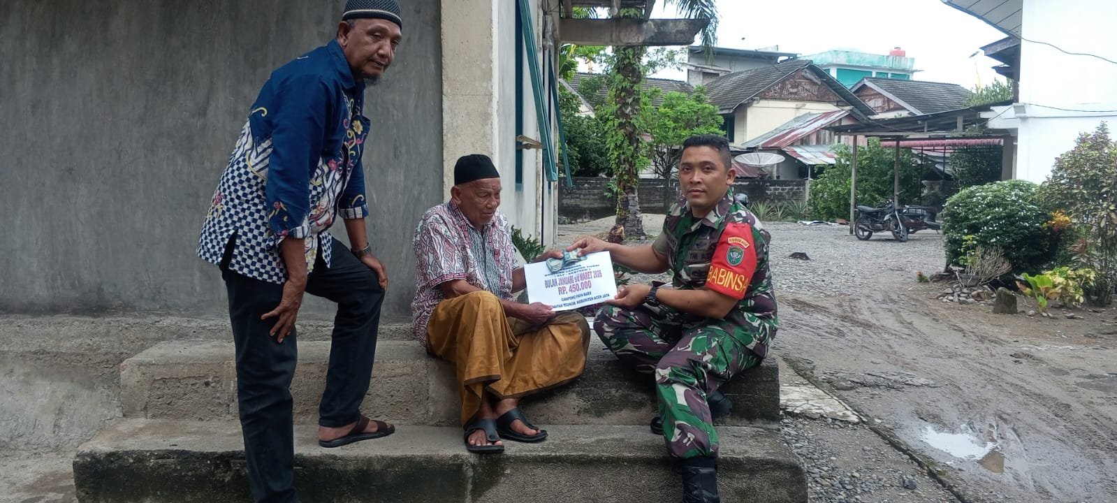 Babinsa Teunom Dampingi Penyaluran BLT Dana Desa untuk Warga Miskin Ekstrem di Paya Baro