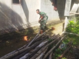 Babinsa Setia Bakti Turun Tangan Bantu Warga Bangun Rumah di Gampong Baro