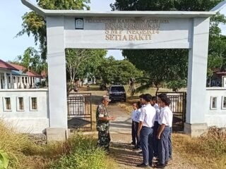 Babinsa Koramil 03/Setia Bakti Bantu Siswa Menyeberang dan Sosialisasikan Anti-Perundungan di SMPN 4 Setia Bakti