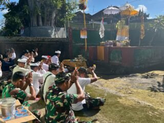 Danramil 1626-01/Bangli Pimpin Persembahyangan Bersama Piodalan di Padmasana Koramil