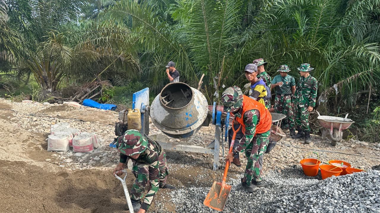 Kejar Target Pengecoran Jalan Rabat Beton, Personel Kodim 0428/Mukomuko Laksanakan Rehab Jembatan Perintis Garuda