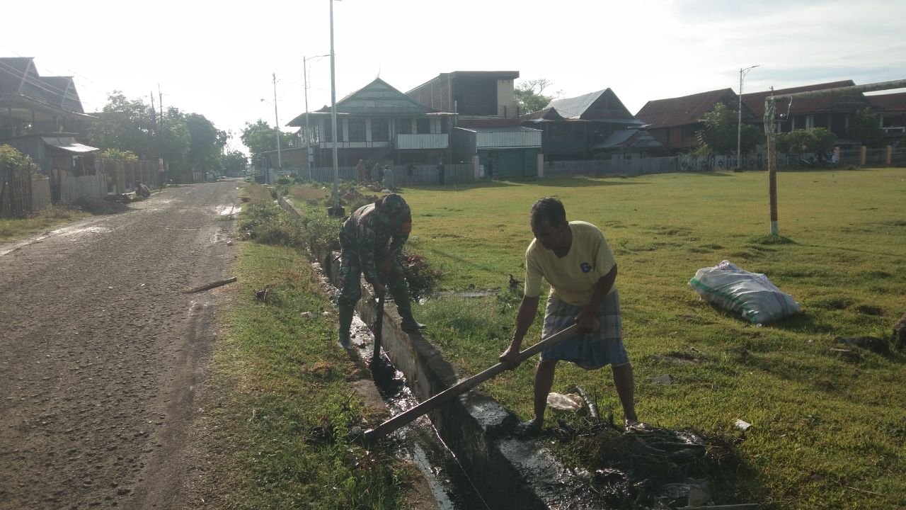 Bersihkan Parit dan Lingkungan Lapangan Andi Sulolipu, Babinsa Ramil 02/Tellu Limpoe Gelar Karya Bakti Bersama Warga