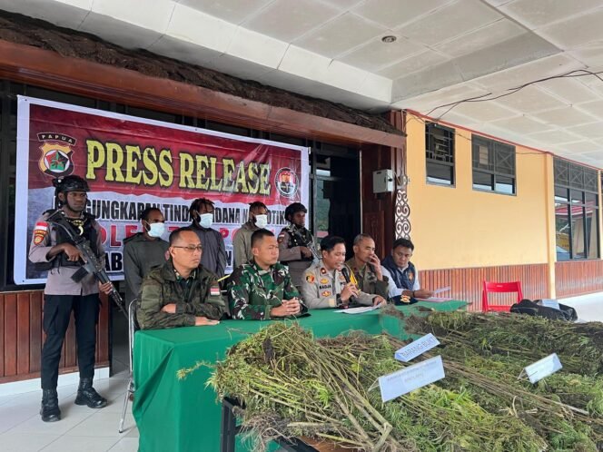 
TNI-Polri Gelar Press Release Pengungkapan Tindak Pidana Narkotika di Kabupaten Pegunungan Bintang