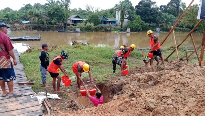 
Tangan-Tangan Terampil Yang Tak Kenal Lelah, Pembangunan Jembatan Garuda  Di Wilayah Kodim 1015/Sampit
