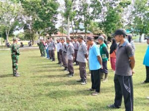 Warga Antusias Kerja Bakti, Siapkan Lapangan Upacara Pembukaan TMMD di Pangkalan Banteng