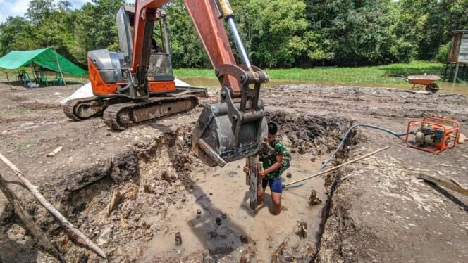 
TNI dan Warga Gotong Royong Siapkan Material Jembatan Garuda, Alat Berat Dikerahkan Gali Pondasi