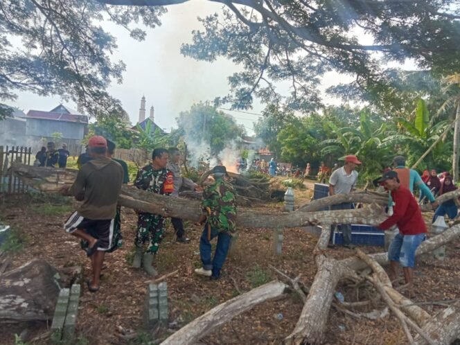 
					Bersihkan Pekuburan dan Pangkas Ranting, Babinsa Wettee Gelar Karya Bakti Massif Bersama Ribuan Warga