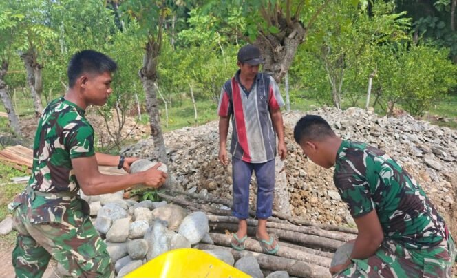 
					Satgas Jembatan Gantung Perrintis Garuda Kodim 0408/BS Angkut Material Batu buat pondasi jembatan