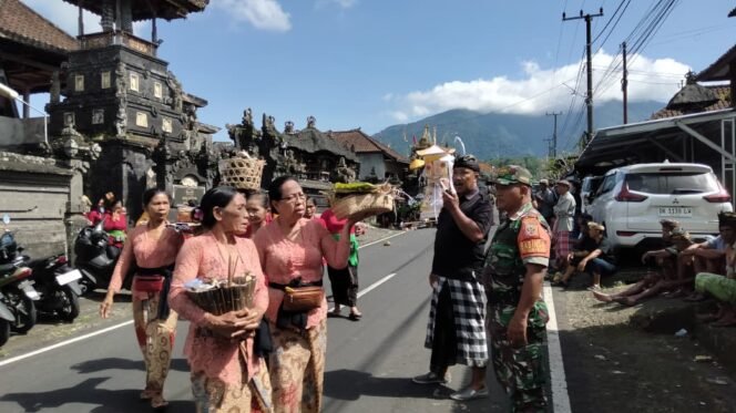 
					Dari Rumah Duka Hingga Lokasi Upacara, Babinsa Wongaya Gede Kawal Prosesi Upacara Ngaben